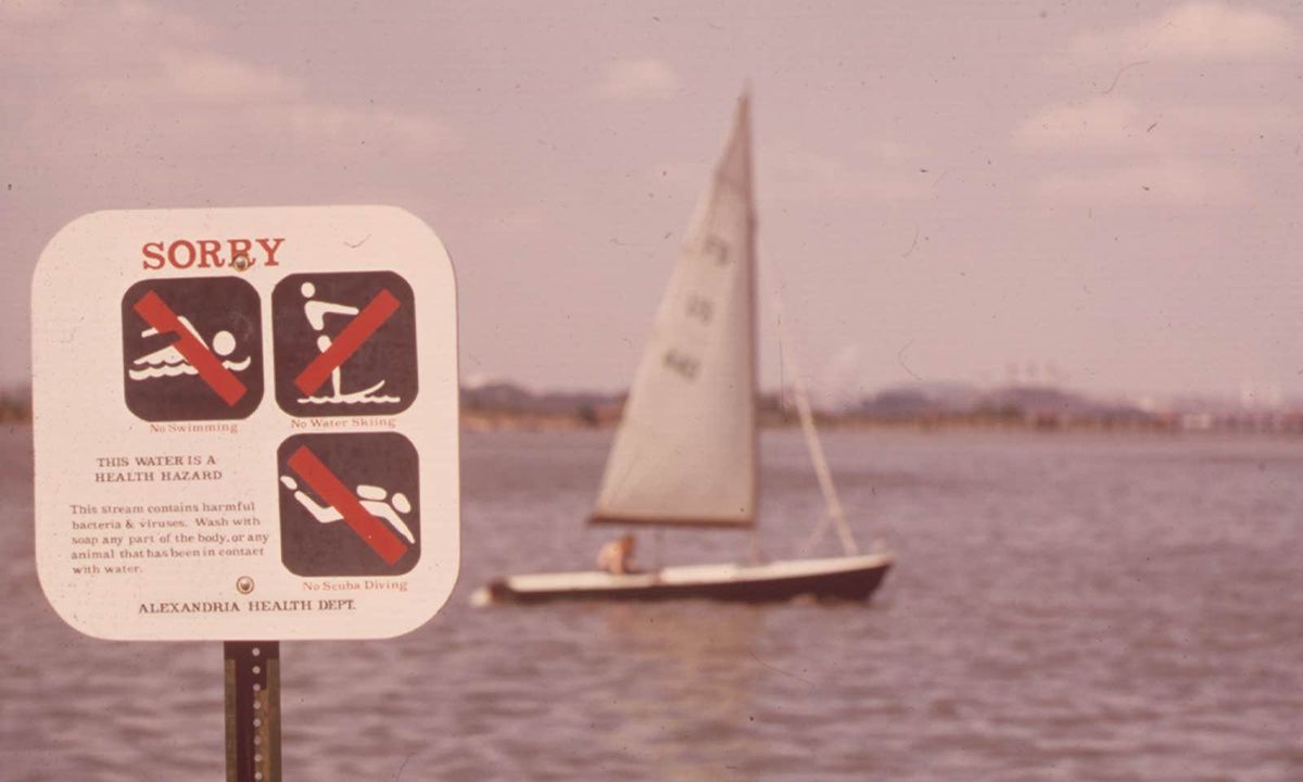 Фото реки Потомак, демонстрирующее промышленное и фекальное загрязнение в конце XIX века