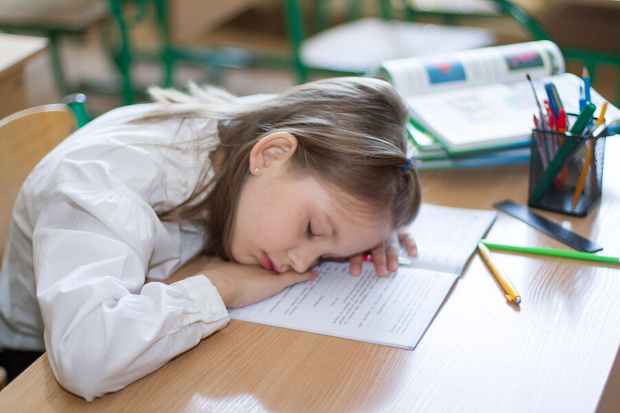 Школьник за домашними заданиями за столом