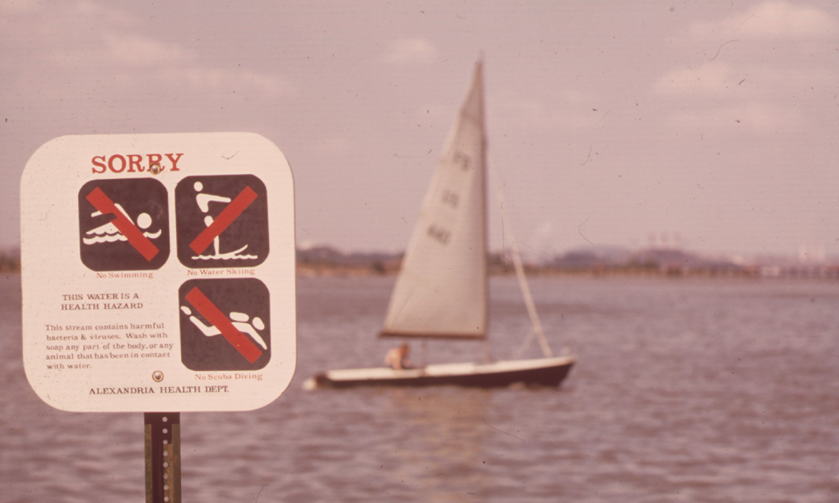 Фото реки Потомак в Александрии (Вирджиния), иллюстрирующее загрязнение в конце XIX века